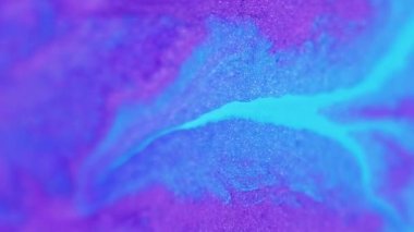 Parlak boya. Sıvı sim dokusu. Odaklanmamış neon mavi renk parıldayan kum tanecikleri akrilik mürekkep sızıntısı pigment akışkan akım hareket soyut sanat arka planı.