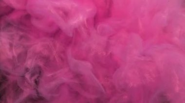 Işıldayan mürekkep suyu. Yüzen buhar. Pembe bulanık renkler, parlak parçacıklar, siyah soyut sanat arka planında sis dalgası hareketi..