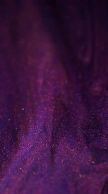 Dikey video. Islak sim dalgası. Sıralı parçacıklar. Bulanık mor renk metalik parıldayan toz kum dokusu boya akışkan mürekkep akışı soyut sanat arka planı.
