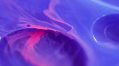 Boya köpüğü. Yağ emülsiyonu. Odaklanmamış mavi renk kabarcıkları yüzen akrilik desen boya su harmanı girdap hareketi soyut sanat arka planı.