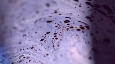 Sabun mürekkebi. Kimyasal sıvı. Odaklanmamış mavi renk baloncukları dokusu, emülsiyon, koyu siyah soyut sanat arka planında akış dalgası hareketi.