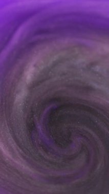 Dikey video. Parıldayan duman. Akrilik su girdabı. Sıvı galaksi. Mor, mavi, pembe, pembemsi, dalgalı, neon boya, mürekkep, soyut sanat arkaplanı parçacıkları..
