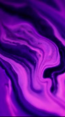 Dikey video. Sıvı mermer. Parlak mürekkep akışı. Odaklanmamış mor renkli parlak parçacıklar boya emülsiyon pigmenti hareket galaksisi deseni soyut sanat arkaplanı.