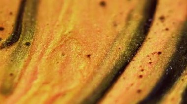 Polonyalı sıvı karışımı. Mürekkep damlası. Odaklanmamış sarı siyah renk parıldayan desen jel emülsiyonu dalga hareketini soyut sanat arka planı.