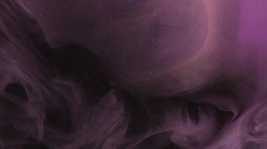 Sihirli duman. Mürekkep akışı. Bulanık mor renk parçacıkları dokusu duman bulutu koyu siyah soyut sanat arka planında yüzüyor.