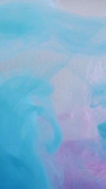 Dikey video. Renkli duman akışı. Su karışımı boya. Mavi mor pastel akryl mürekkep fırıl fırıl dönen sıvı buhar bulutu hareket soyut sanat arka planı.