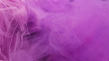 Köpüklü bulut. Akrilik mürekkep suyu. Bulanık mor renk parıldayan parçacıklar parlayan buhar dokusu hareket soyut sanat arka planını ortaya çıkarıyor.