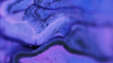 Parıltılı boya döküldü. Akışkan sanat. Bulanık mor siyah renk parıldayan tahıl parçacıkları akrilik karışım mürekkep emülsiyon yağ sıvı pigment damlalar soyut arkaplan.