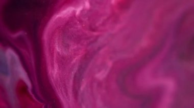 Mermer mürekkep akışı. Parlak doku. Bulanık morumsu kırmızı renk gradyanı parıldayan sıvı parlaklık hareketi koyu soyut sanat arkaplanı.