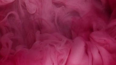 Mürekkep damlası. Buhar bulutu. Odaklanmamış morumsu pembe renkte parıldayan simler patlama dumanı soyut sanat arkaplanı..