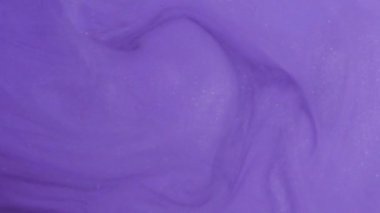 Işıldayan buhar. Sis bulutu. Odaklanmamış mor renkli ışıldayan parçacıklar suyu boyar su sıçratır hareket soyut sanat arkaplanı.