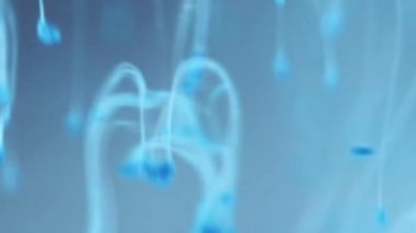 Su karışımı boya. Bulanık sis. Odaklanmamış mavi renk su altında parlayan akrilik boya damlacıkları duman akışı hareketini harmanlıyor soyut sanat arkaplanı.