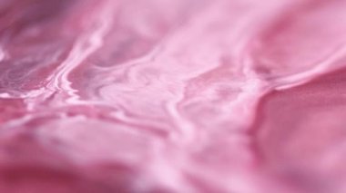 Odaklanmış sıvı karışımı. Mürekkep karışımı. Bulanık pembe renkli mermer parçacıklar. Sıvı emülsiyon akış hareketi. Soyut sanat arkaplanı..