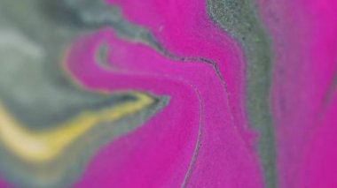 Sıvı pırıltısı döküldü. Parlak boya dokusu. Odaklanmamış pembe gri renk metalik parlak gümüş parçacıklar akrilik akrilik sıvı mürekkep dalgası hareket soyut sanat arka planı.