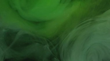 Parıldayan bulut. Mürekkep akışı. Bulanık yeşil renk parlatıcı toz parçacıkları buhar yüzen hareket eden soyut sanat arkaplanı.