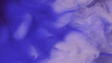 Mürekkep damlası. Duman dalgası. Odaklanmamış mavi mor renkli simli toz bulutu patlama buharı akışı siyah soyut sanat arka planında hareketi ortaya çıkarıyor.