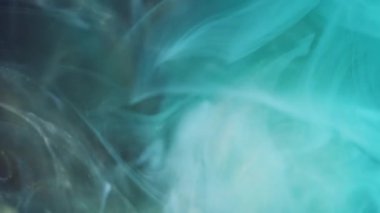 Parıldayan dalga. Boya suyu sıçraması. Odaklanmamış mavi renk buharı bulutlu parlak parçacıklar doku mürekkebi soyut sanat arkaplanı.