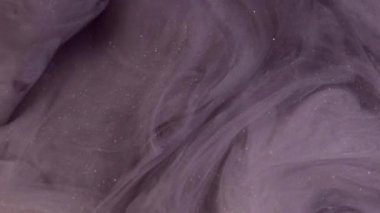 Buhar tozu. Duman külü. Odaklanmamış mor renkli, ışıl ışıl parçacıklar yüzen boya suyu sıçrama hareketi karanlık soyut sanat arkaplanı.