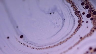 Akrilik dökülmesi. Kabarcık emülsiyonu. Odaklanmamış mavi turuncu yağ dokusu koyu siyah ışık parlaması üzerinde sıvı akış hareketi soyut sanat arkaplanı.