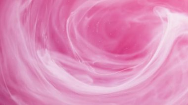 Manevi sis. Mürekkep bulutu. Bulanık pembe, parlayan sis bulutu deseni suda yüzen boya soyut sanat arkaplanı gibi hayal kuruyor..