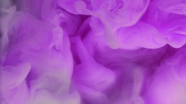 Renkli duman arka planı. Mürekkep damlası. Bulanık mor, parıldayan toz parçacıkları soyut sanat dokusunun dumanını püskürtüyor..