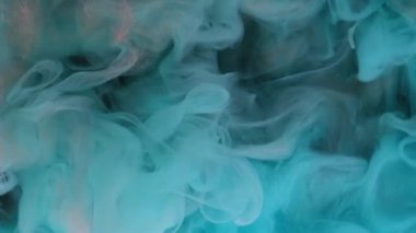 Parıltı buharı. Mürekkep suyu patlaması. Bulanık mavi pembe renk, parlak parçacıklar, koyu soyut sanat arka planında sis dalgası hareketi..