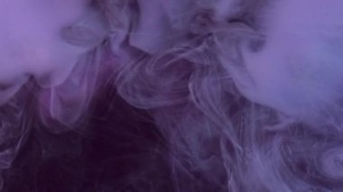 Sis bulutu. Boya suyu karışımı. Odaklanmamış mor renkli toz parçacıkları koyu soyut sanat arka planında sis dalgası hareketi.