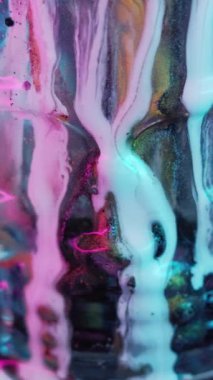 Dikey video. Boya iskeleti. Sıvı damlası. Ölüm laneti. Odaklanmamış neon mavisi açık mavi beyaz parlak mürekkep emülsiyonu korkunç kristal kafatası soyut sanat arkaplanı.