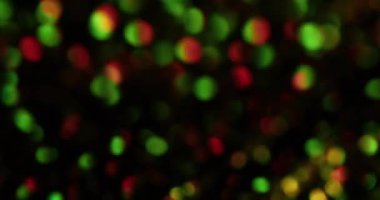 Bokeh parıldıyor. Renkli gölgeler. Alevlerin ışıltılı yanardağının karanlık yüzeyi. Farklı spot ışıkları olan parlak benekli kaleydoskop.