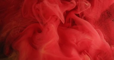 Renk buharı. Mürekkep bulutu. Siyah simli parçacıklar üzerinde yüzen kırmızı boya izi soyut sanat arkaplanı.