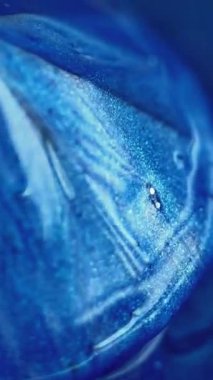 Dikey video. Parlak safir. Parıltılı boya. Yansıtıcı sıvı. Odaklanmamış mavi elmas parıltılı kristal parıltılı ışık deseni soyut sanat arka planı.