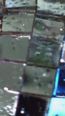 Dikey video. Disko topu. Parti ışığı. Ayna dokusu. Çözünmüş yanardöner renk dekorasyonu kareye sıvı pul damlatarak geometrik soyut sanat arkaplanını yansıtıyor.