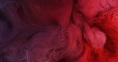 Süzülen bir sis. Mürekkep suyu karışımı. Işıldayan kırmızı mor parıltı sıçrıyor sıcak patlama dumanı yüzen doku dalgası soyut arkaplan yayıyor.