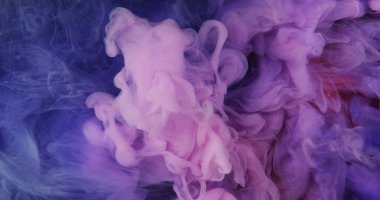 Su karışımı boya. Duman bulutu. Mor pembe renk gradyanı, sıçrama sisi, yüzen doku dalgası soyut arkaplan yayıyor..
