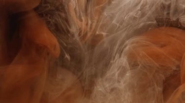 Sis bulutu. Sihir. Yüzen mürekkep buharı karışımı. Koyu arkaplan üzerinde turuncu simli sis hareketi gizemli dalga ışıl ışıl doku sanatı.