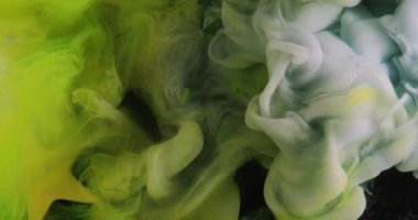 Patlama bulutu. Boya sıçraması. Yeşil sarı beyaz mürekkep rengi su damlası buharı koyu siyah soyut sanat arkaplanındaki yıldızı ortaya çıkarıyor..