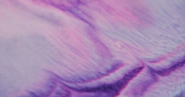 Mor sızıntı. Mermer taşmış. Akrilik renk akrilik döken boyanın mecazi dokusu. Parlak diş minesi parlatıcı tozuyla mor akış sanatsal arka plan.