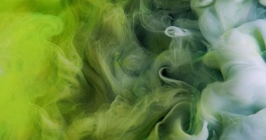 Renk buharı. Mürekkep bulutu. Neon yeşil boyalı su sisi yüzen doku sim parçacıkları soyut sanat arka planı.