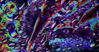 Gökkuşağı dokusu. Islak yüzey. Yanardöner camların üzerindeki renkli akarsular. Suyun spektrum ışığı kaotik işaret fişeği parlayan nem oyunuyla yansımaları değiştiriyor.