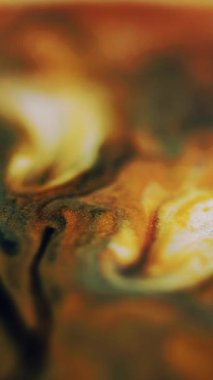 Dikey video. Bulanık mermer dokusu. Parıltılı boya akışı. Odaklanmamış altın sarısı bronz turuncu siyah beyaz parıldayan mürekkep karışımı hareket soyut sanat arka planı.