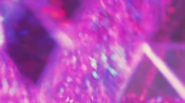 Gradyan prizma. Köpüklü bokeh. Soyut bulanık arkaplan pulları dönen mor küp pembe mavi mavi ışınlar gökkuşağı aydınlatması.