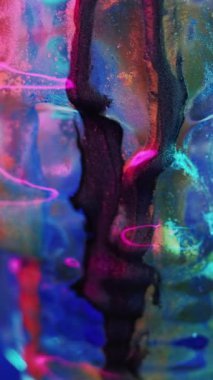 Dikey video. Mürekkep kafatası. Parlak sıvı damlası. Esrarengiz büyü. Odaklanmamış neon açık mavi pembe altın rengi parlak desen akışı iskelet kafa soyut sanat arka planı.