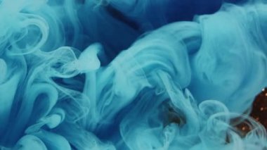 Sihirli sis. Renkli duman bulutu. Pırıl pırıl mavi mürekkep hareketi parlak altın arka plan yaratıcı soyut ışıl ışıl sanat.