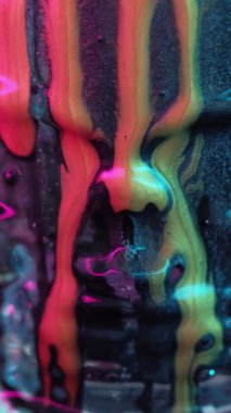 Dikey video. Mürekkep kafatası. Neon iskelet. Dehşet verici. Odaklanmamış floresan mavi pembe, açık pembe, parlak, parlak, desenli boya ürkütücü kafa, soyut sanat arka planı..