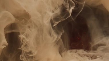 Parlak duman. Buharlı arka plan. Mistik mürekkep sisi bej rengi kahverengi dalga soyut sanat eseri sihirli atmosferik duman altın parıltılı parıltı üzerinde.