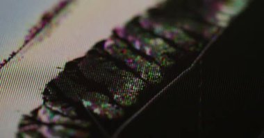 Geçiş boyası. Mürekkep akışı. Işık ağı yüzeyine yayılmış siyah opak sıvı. Islak leke şekilli mat dokusunda karşıt sel etkisi.