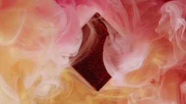 Renk buharı dalgası. Mürekkepli su sıçraması. Bulanık pembe sarı boya karışım cam küp açıcı hareket duman dokusu soyut sanat arka planı.