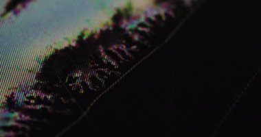 Mürekkep lekesi. Tahıllı yansımalar. Düz olmayan işaret fişeği yüzeyinde koyu boya akıyor. Siyah madde ele geçirildi. Sıvı sızıntısı..