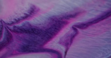 Mor dalga. Pembe sıvı. Boya akışının figüratif dokusu akrilik farklı renkler döküyor. Parlak diş minesi parlatıcı tozuyla mor akış sanatsal arka plan.