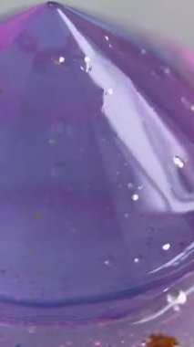 Dikey video. Parlak kristal. Zengin taş. Odaklanamayan mor renk pırıl pırıl pırıl pırıl pırıl pırıl pırıl pırıl pırıl pırıl sıvı, çok yönlü değerli taş soyut sanat arka planı.